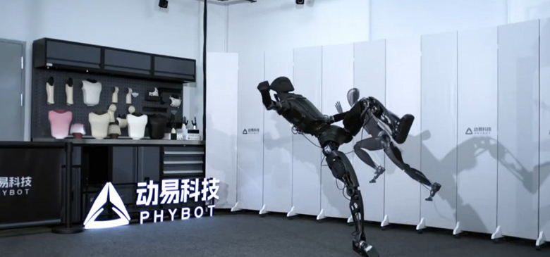 Более 10 кВт мгновенной мощности и крутящий момент 530 Н&middot;м. Презентацию новейшего робота-гуманоида Phybot M1 начали с эффектного сальто